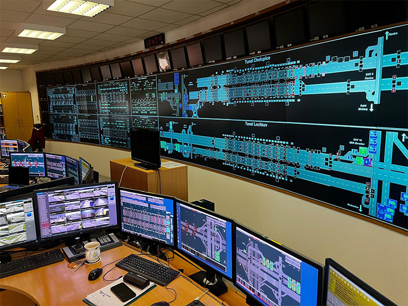 Řídicí centrum s monitorovacím systémem